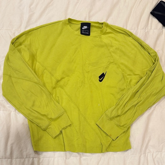 Nike Tops - Nike Women’s Retro Vibrant long sleeve